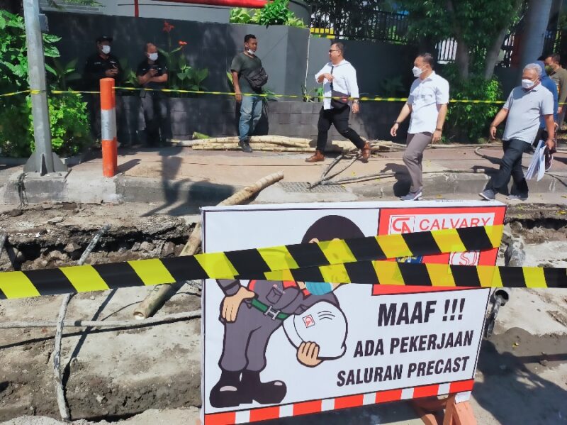 Wali Kota Surabaya Eri Cahyadi (kemeja putih) saat meninjau pengerjaan saluran di Jalan Simpang Pojok /Foto: Bicara Surabaya