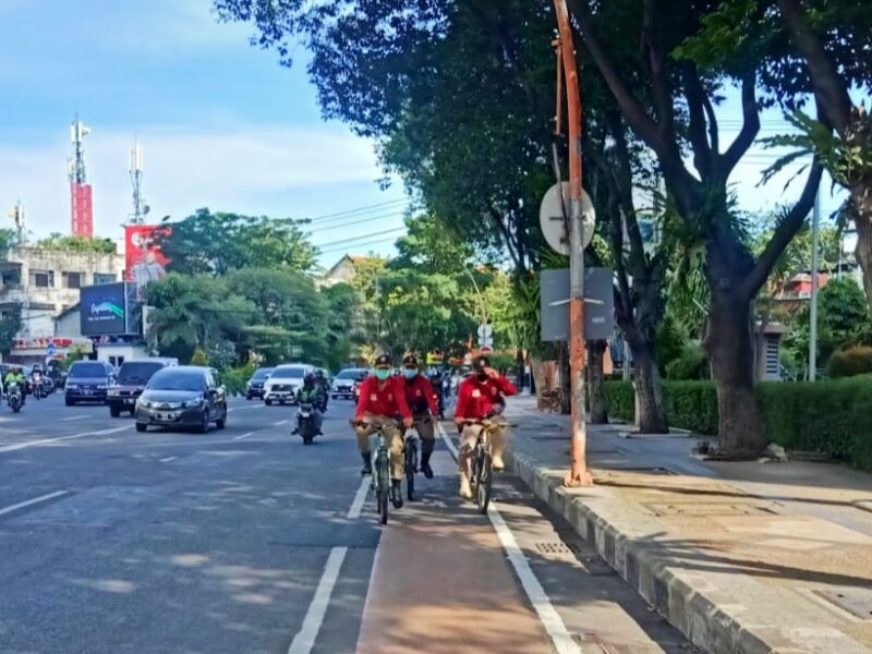 Petugas Satpol PP Surabaya saat patroli menggunakan sepeda angin /Ist