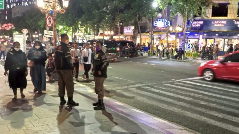 Petugas Satpol PP Surabaya terlihat berjaga di Jalan Tunjungan usai menghentikan kegiatan fashion /Ist