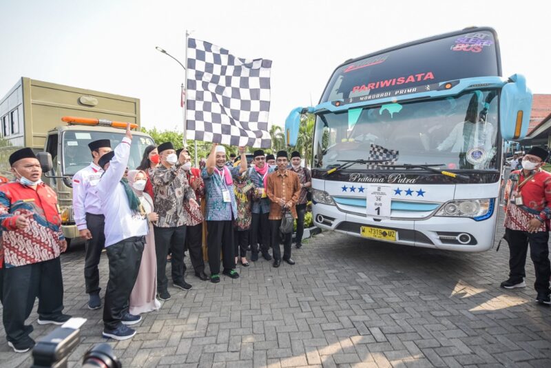 Pelepasan 450 calon jemaah haji (CJH) kloter ke 36 asal Kota Surabaya (Istimewa)