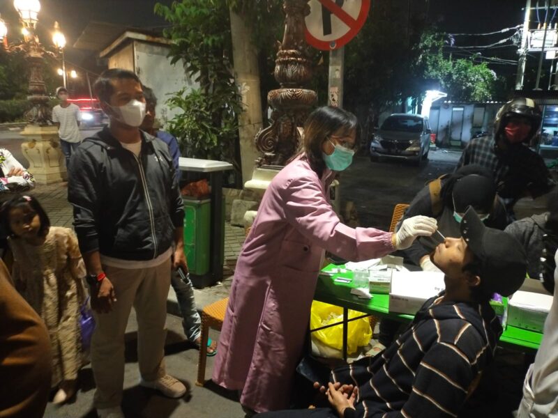 Swab dan vaksin hunter di Jalan Panggung, Pabean Cantian, Kota Surabaya, Sabtu (23/7/2022) malam /Ist