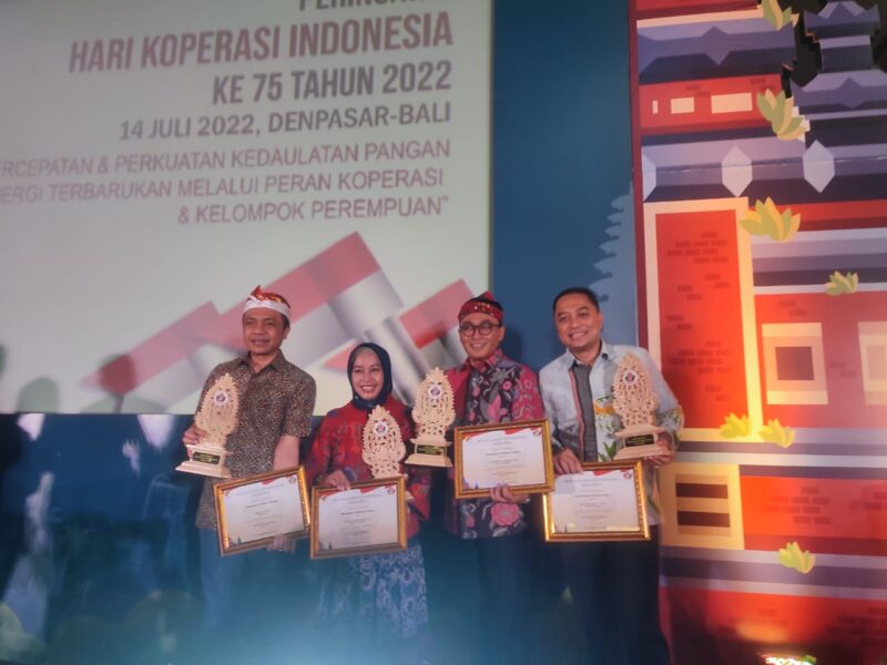 Wali Kota Surabaya Eri Cahyadi (kanan) saat menerima penghargaan Penggerak Koperasi Terbaik se-Indonesia /Istimewa