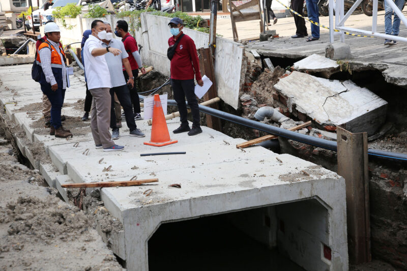 Pengerjaan crossing saluran di Jalan Embong Kenongo Surabaya /Diskominfo Surabaya