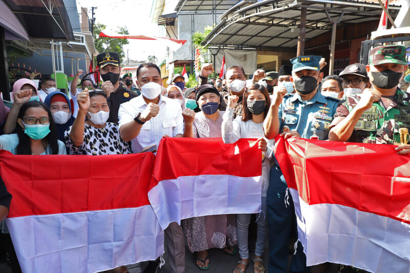 Pembagian bendera merah putih di perkampungan /Diskominfo Surabaya