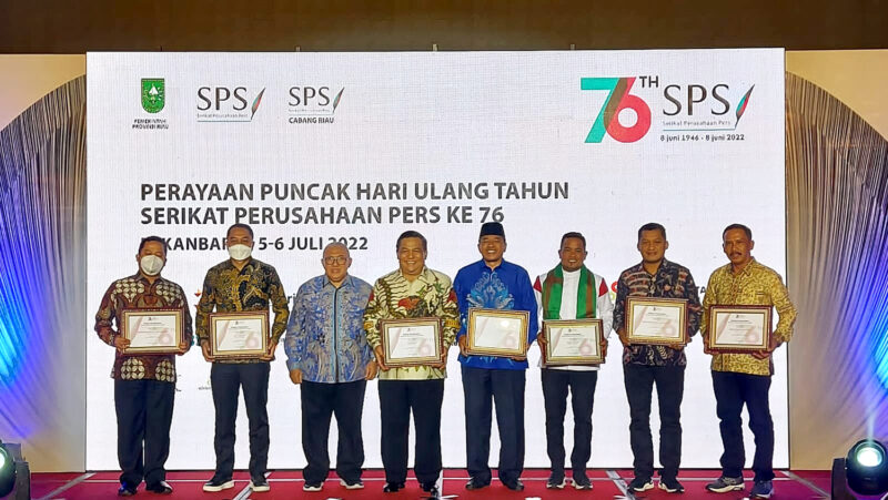 Wali Kota Eri Cahyadi saat menerima penghargaan dari SPS Indonesia/Dok. Kominfo