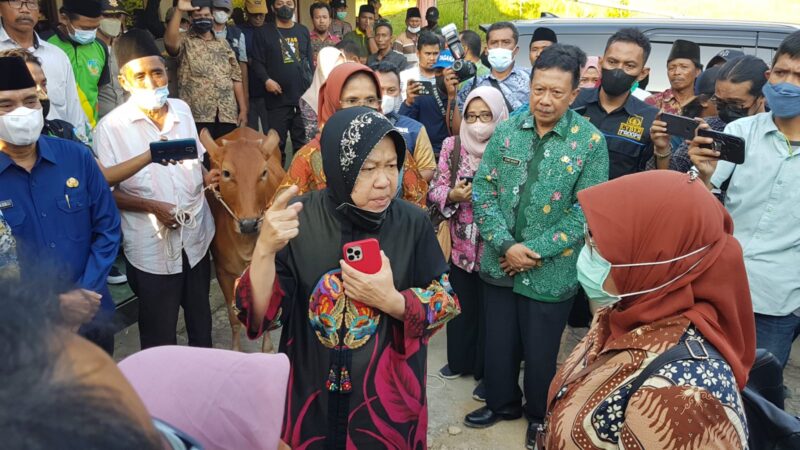 Mensos Risma saat menyerahkan bantuan ke keluarga Disabilitas di Bangkalan Madura/Bicarasurabaya.com