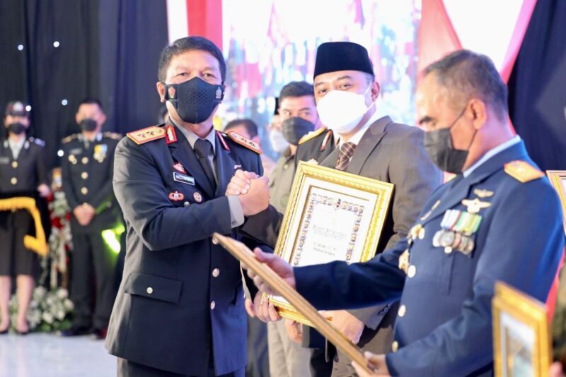 Wali Kota Eri saat menerima penghargaan dari Kapolda Jatim/Dok. Kominfo
