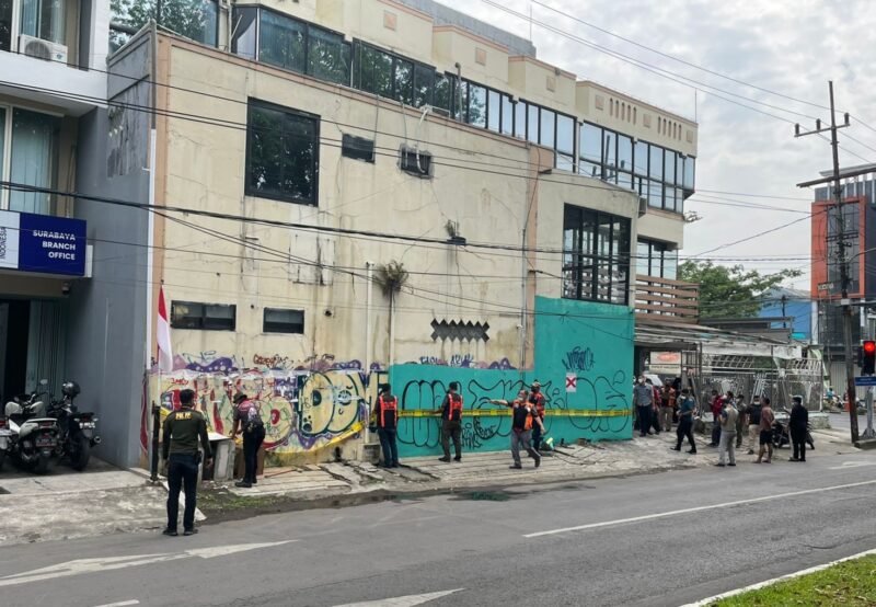 Satpol PP Surabaya saat melakukan penyegelan/bicarasurabaya.com