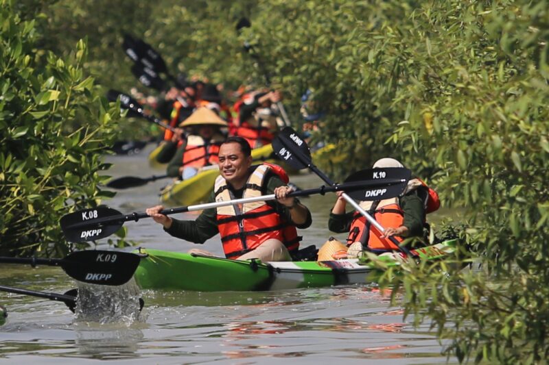 Wali Kota Eri saat menikmati wisata alam di Romokalisari Adventure Land/Bicarasurabaya.com