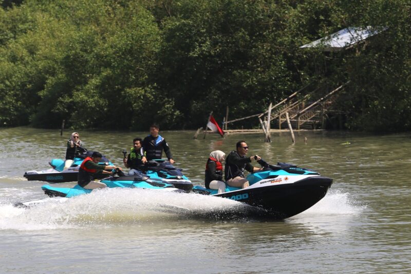 Wali Kota Eri saat menikmati wisata alam/Bicarasurabaya.com