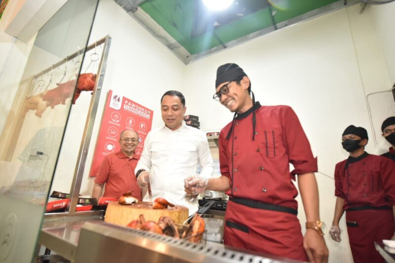 Wali Kota Eri saat meresmikanAyam Canton Soerabaja/bicarasurabaya.com