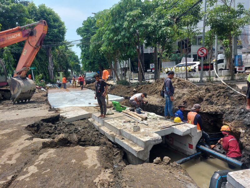 Proses pembangunan saluran di Jalan Biliton Surabaya /dok. Pemkot Surabaya