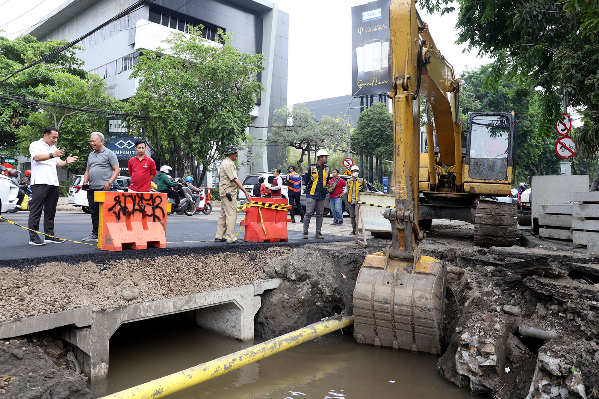 Proses pembangunan saluran di Jalan Panglima Sudirman Surabaya /dok. Pemkot Surabaya