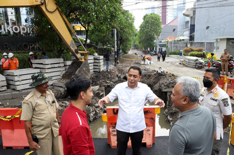 Wali Kota Eri Cahyadi saat meninjau pengerjaan saluran /dok. Pemkot Surabaya