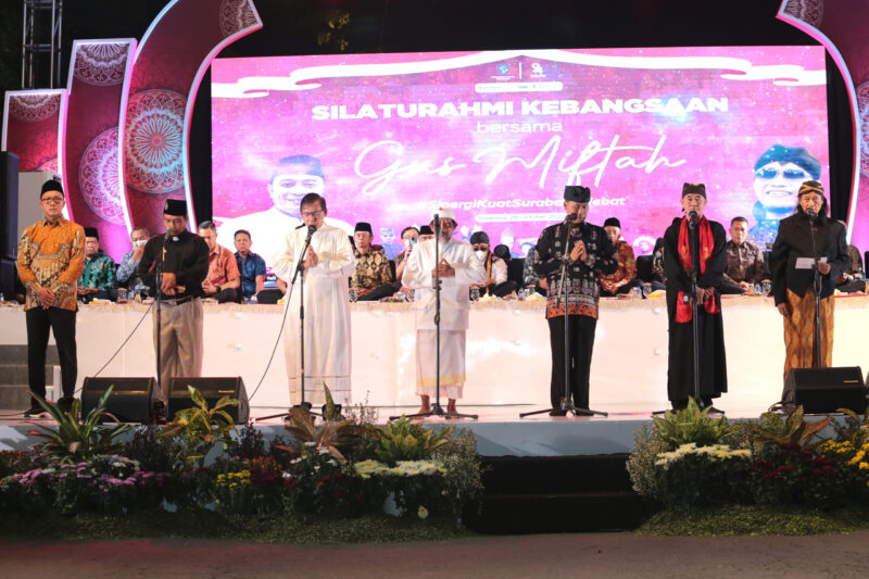 Para tokoh agama saat membacakan doa dari lintas agama saat malam silaturahmi kebangsaan/Dok. Diskominfo