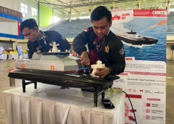 Anggota Tim Barunastra ITS saat mempersiapkan kapal Arlong-002 sebelum bertanding di subkategori Kapal Patroli Catamaran dengan Daya fuel Engine Remote Control (FERC) di KKCTBN 2022 /Ist