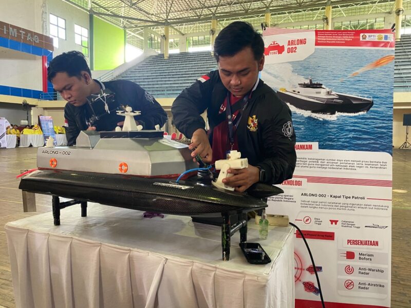 Anggota Tim Barunastra ITS saat mempersiapkan kapal Arlong-002 sebelum bertanding di subkategori Kapal Patroli Catamaran dengan Daya fuel Engine Remote Control (FERC) di KKCTBN 2022 /Ist