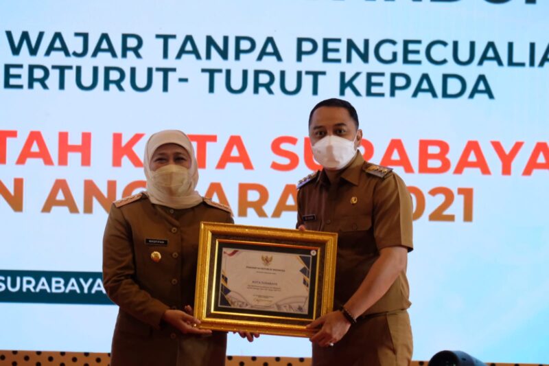 Gubernur Jatim Khofifah Indar Parawansa menyerahkan penghargaan kepada Wali Kota Surabaya Eri Cahyadi /Ist