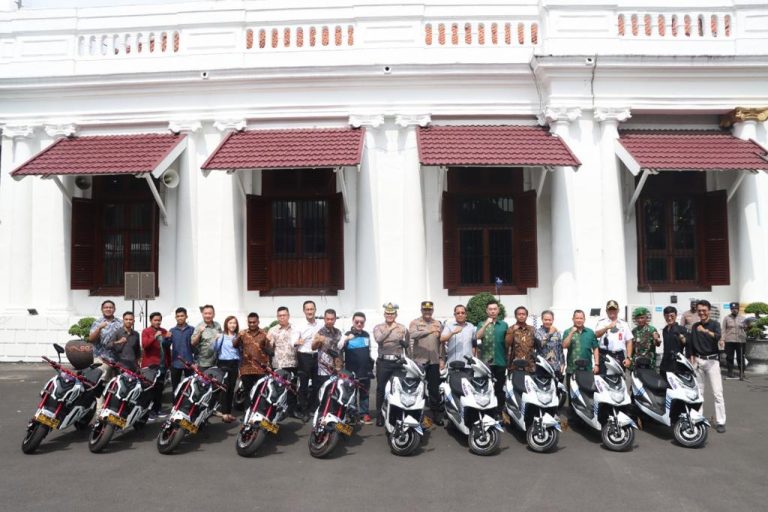 Penyerahan hibah mobil listrik kepada Polrestabes Surabaya /Ist