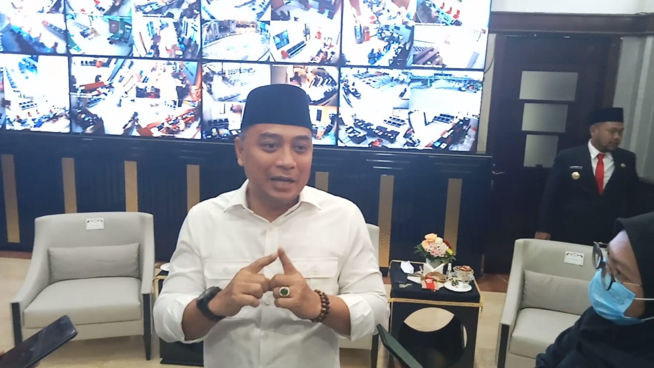 Wali Kota Surabaya, Eri Cahyadi di ruang kerjanya Balai Kota Surabaya, Kamis (17/11/2022) /Bicara Surabaya