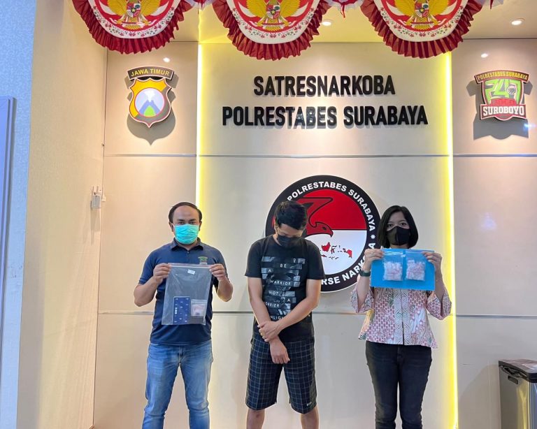 Tersangka MN (tengah) saat dimanakan petugas di Mapolrestabes Surabaya /Ist