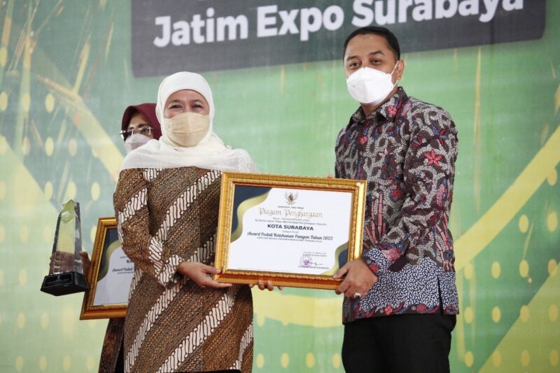 Wali Kota Eri saat menerima penghargaan peduli ketahanan pangan/Dok.Diskominfo