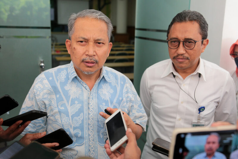 Guru Besar Institut Teknologi Sepuluh (ITS) Nopember Surabaya, Prof Joni Hermana (kiri) /Ist