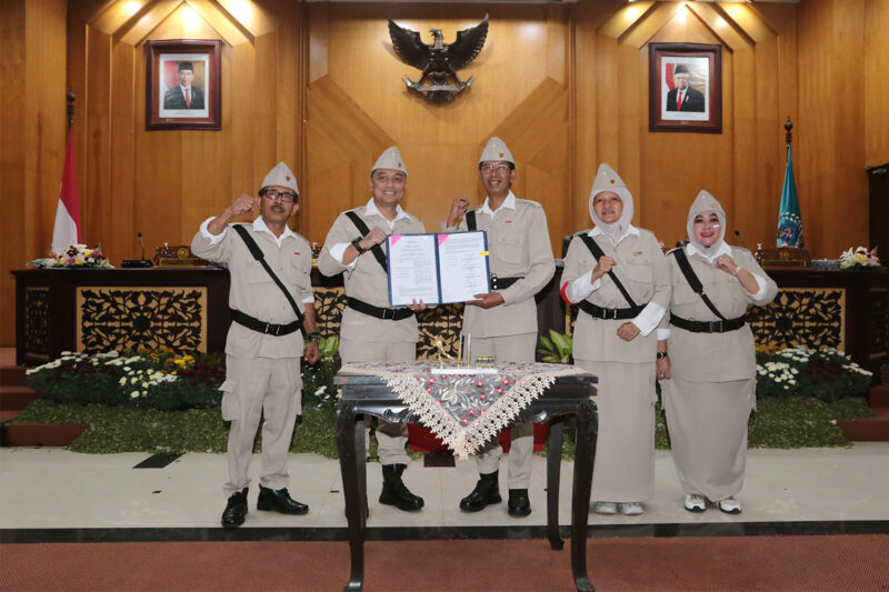 Wali Kota Eri dan pimpinan DPRD Surabaya seusai mengesahkan APBD 2023/Dok. Diskominfo