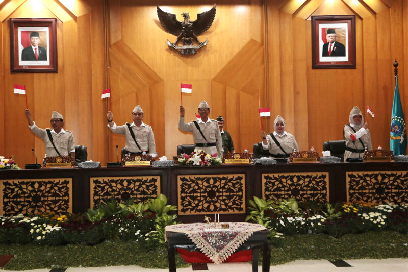Wali Kota Eri dan pimpinan DPRD Surabaya saat pengesahan APBD 2023/Dok. Diskominfo