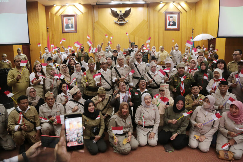 Jajaran Pemkot Surabaya bersama pimpinan dan anggota DPRD Surabaya seusai pengesahan APBD 2023/Dok. Diskominfo