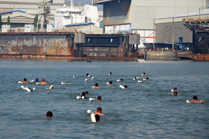 Renang laut prajurit Yonif 1 Marinir /dok. Dispen Kormar