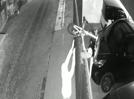 Aksi pencurian sepeda angin di kawasan perumahan yang terekam CCTV /Istimewa