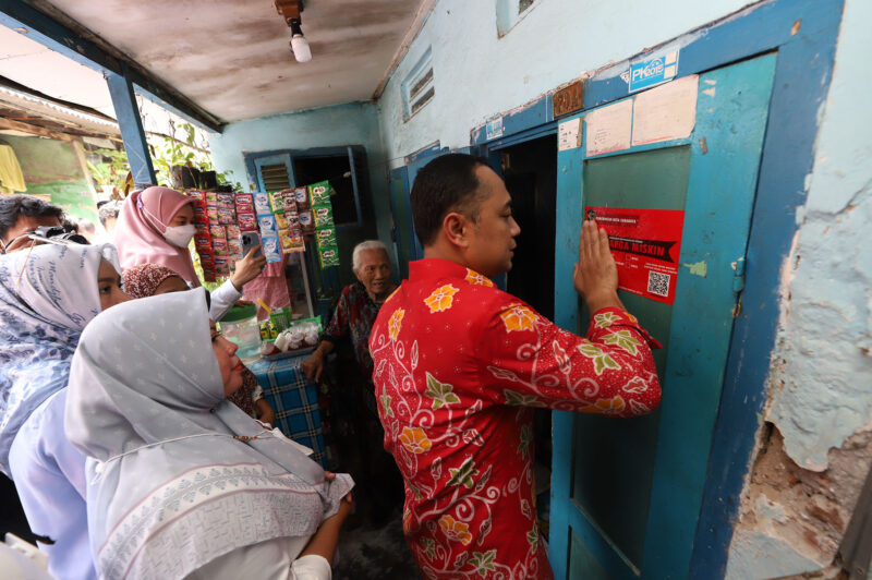 Penempelan stiker rumah warga miskin di kawasan Gubeng Klingsingan, Kecamatan Gubeng Surabaya, Rabu, 28 Desember 2022. (ist)