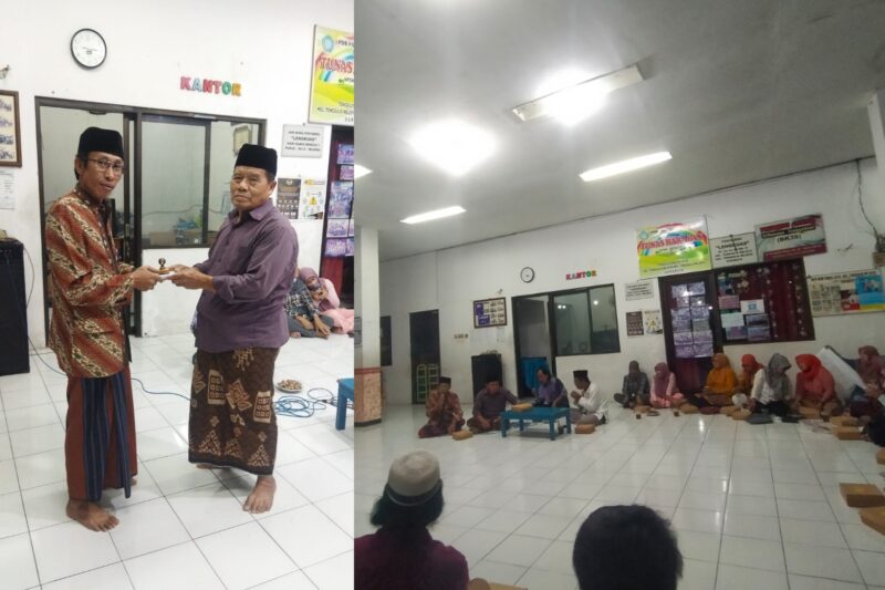 Acara serah terima jabatan dan SPJ dari Ketua RW sebelumnya M. Syakir (kanan) kepada Ketua RW06 baru, Bakir, pada Selasa (27/12/2022) malam. (Ist/Bicarasurabaya)