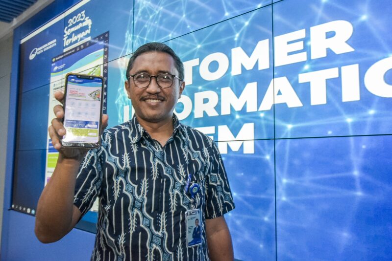 Dirut PDAM Surya Sembada saat menunjukkan aplikasi barunya/dok. Bicarasurabaya.com