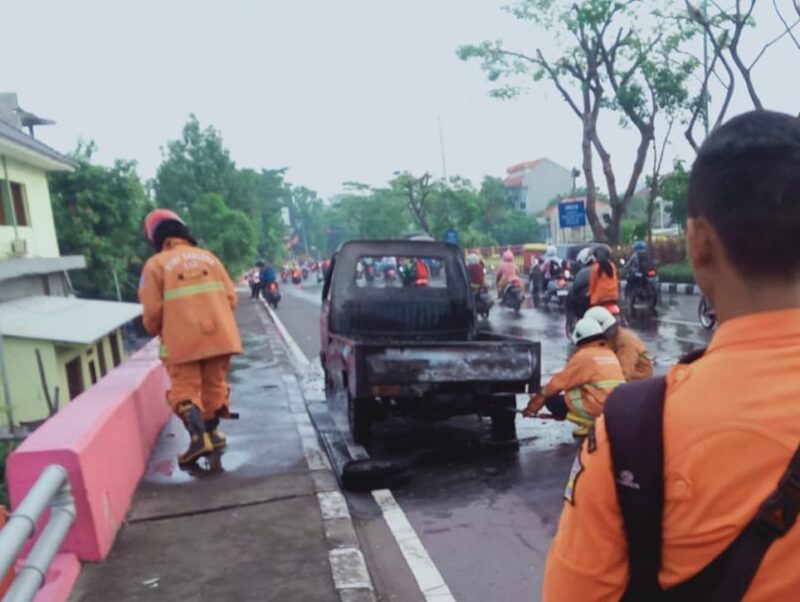 Mobil pick up yang terbakar di Jalan MERR Surabaya /dok. CC112 Surabaya