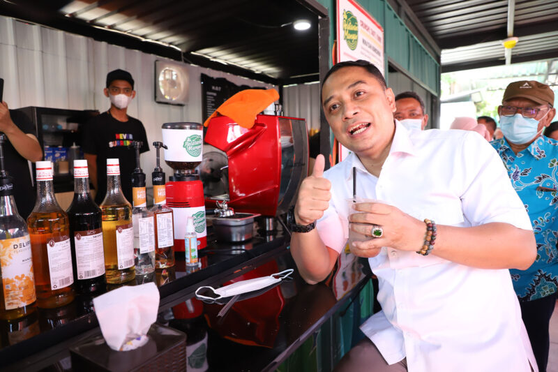 Wali Kota Eri saat mencoba salah satu minuman yang ada di padat karya/Diskominfo Surabaya