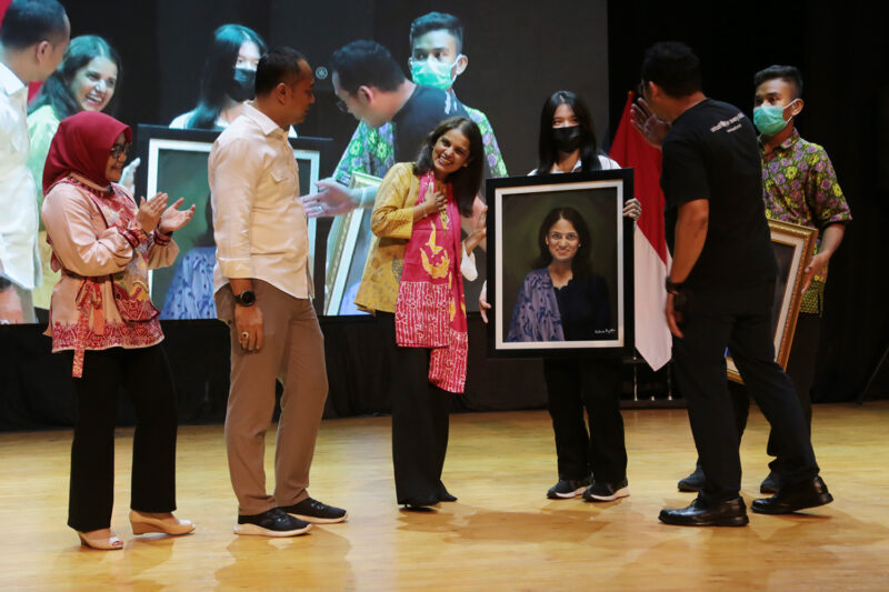 Anak Surabaya saat memberikan cinderamata kepada perwakilan UNICEF/Dok. Diskominfo