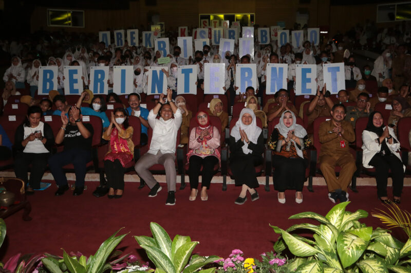 Wali Kota Eri bersama perwakilan UNICEF saat deklarasi arek Surabaya bijak berinternet/Dok. Diskominfo Surabaya