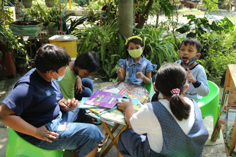 Anak Surabaya saat menikmati Taman Bacaan Masyarakat/ Dok. Diskominfo Surabaya
