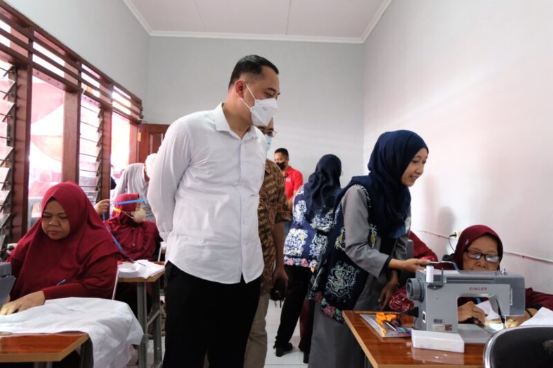 Wali Kota Eri saat meninjau padat karya bidang jahit/Dok. Kominfo Surabaya