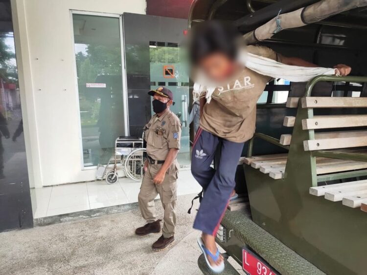 Satpol PP Surabaya saat membawa pemuda ODGJ yang viral di media sosial ke Liponsos Keputih Surabaya /IG: @satpolppsurabaya