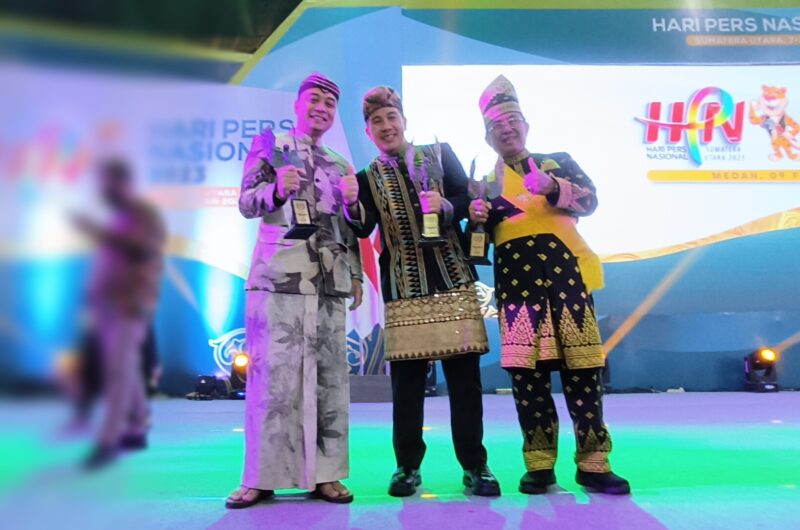 Wali Kota Eri saat menerima penghargaan di puncak HPN 2023/Dok. Diskominfo Surabaya