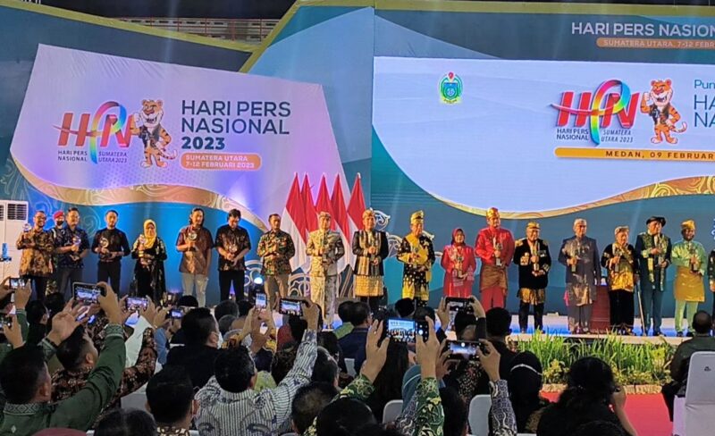 Wali Kota Eri saat menerima penghargaan di puncak HPN 2023/Dok. Diskominfo Surabaya