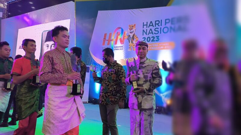 Wali Kota Eri saat menerima penghargaan di puncak HPN 2023/Dok. Diskominfo Surabaya