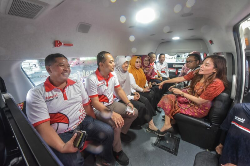 Wali Kota Surabaya Eri Cahyadi bersama jajaran DPRD Surabaya mencoba angkutan feeder yang baru diresmikan/Dok. Diskominfo Surabaya
