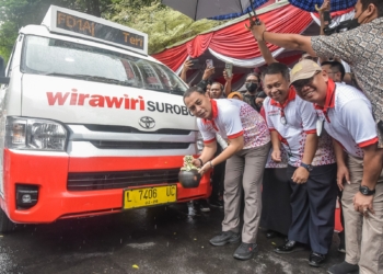 Wali Kota Surabaya Eri Cahyadi saat meresmikan angkutan feeder Wirawiri Suroboyo/Dok. Diskominfo Surabaya