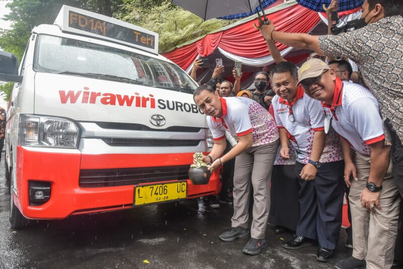 Wali Kota Surabaya Eri Cahyadi saat meresmikan angkutan feeder Wirawiri Suroboyo/Dok. Diskominfo Surabaya