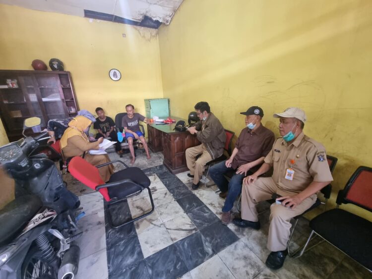 Jajaran Kelurahan Manukan Kulon, Tandes Surabaya saat melakukan outreach ke rumah klien (Istimewa)