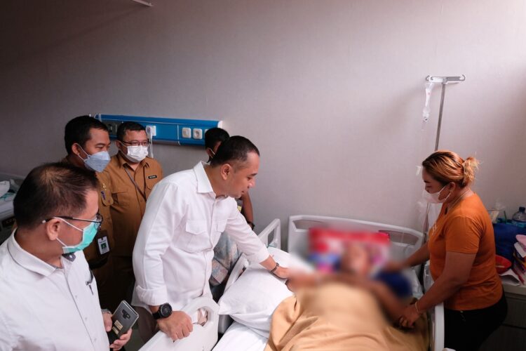 Wali Kota Eri Cahyadi saat menjenguk petugas Satpol PP di rumah sakit (dok. Pemkot Surabaya)